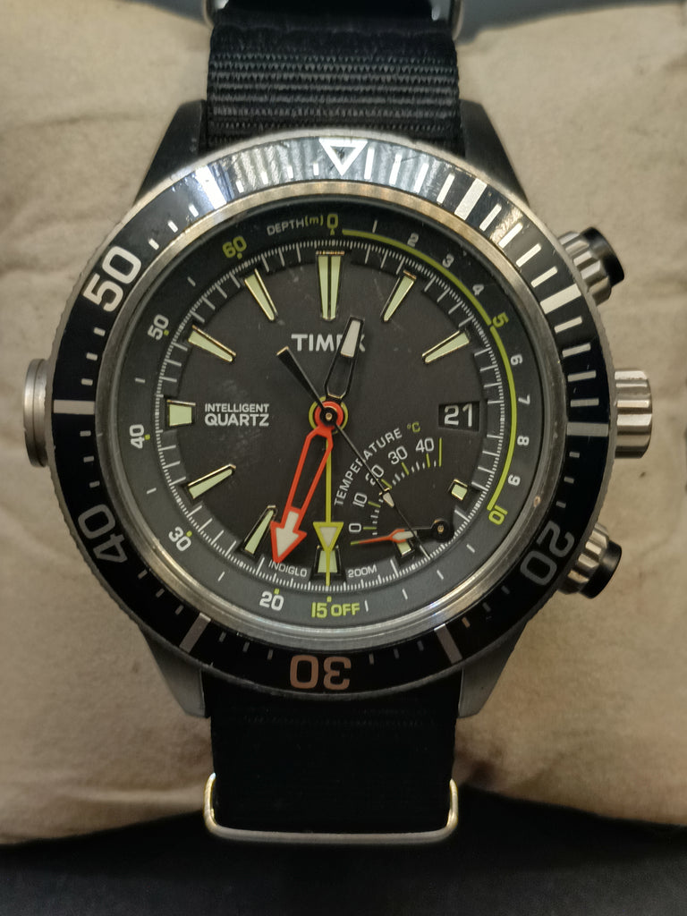 Collectible! circa 2013 Timex T2N810 "Intelligent Quartz" (IQ) / Depth Gauge 200M Diver Full Set